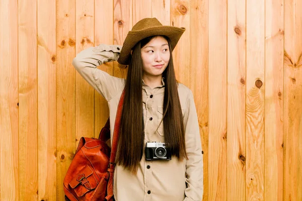 年轻的中国旅行家女人触摸后脑勺 思考和作出选择 — 图库照片