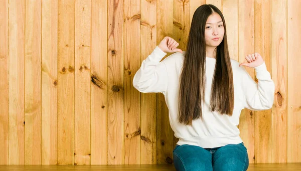 Young Chinese Woman Sitting Wooden Place Feels Proud Self Confident — Stock Photo, Image