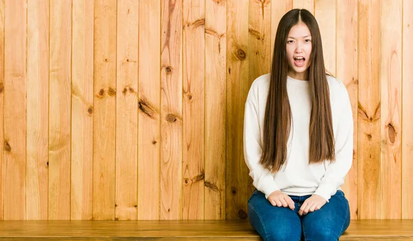 Joven Mujer China Sentada Lugar Madera Gritando Muy Enojado Agresivo —  Fotos de Stock