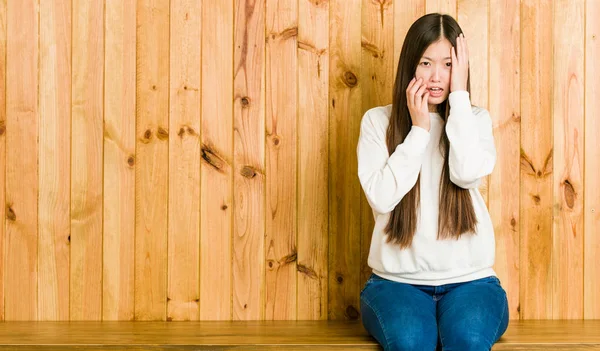Νεαρή Κινεζική Γυναίκα Κάθεται Ένα Ξύλινο Μέρος Κλαψούρισμα Και Κλάμα — Φωτογραφία Αρχείου