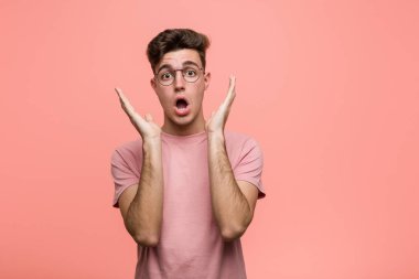 Genç serin beyaz adam şaşırttı ve şok.