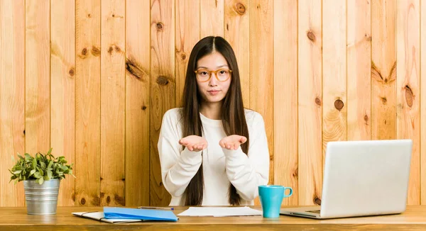 Joven Mujer China Estudiando Escritorio Sosteniendo Algo Con Las Palmas — Foto de Stock