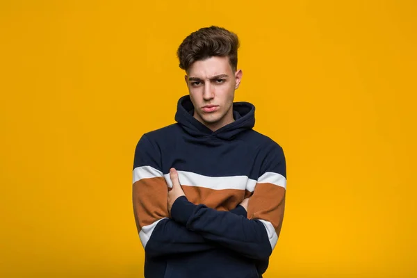 Jonge Coole Man Het Dragen Van Een Hoodie Frodrinking Gezicht — Stockfoto