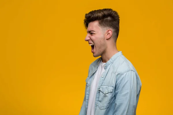 Jonge Knappe Student Het Dragen Van Een Denim Shirt Schreeuwen — Stockfoto