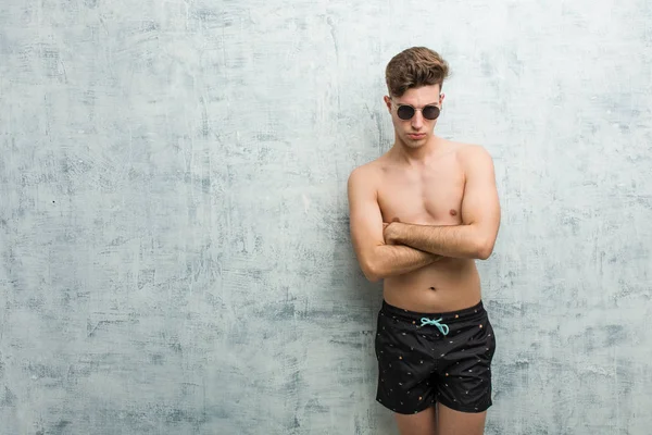 Młody Kaukaski Mężczyzna Ubrany Strój Kąpielowy Frown Face Niezadowolenie Trzyma — Zdjęcie stockowe