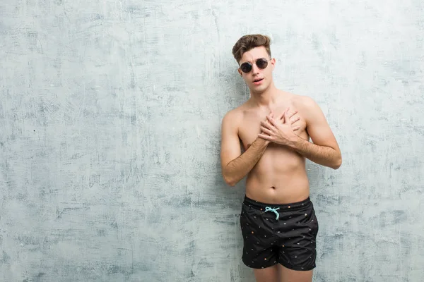 Młody Kaukaski Mężczyzna Ubrany Strój Kąpielowy Przyjazną Ekspresję Naciskając Dłoń — Zdjęcie stockowe