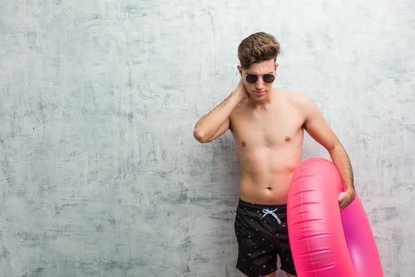 Joven Sosteniendo Una Rosquilla Inflable Rosa Usando Traje Baño Sufriendo —  Fotos de Stock