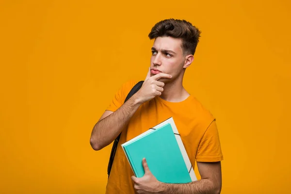 Joven Estudiante Sosteniendo Libros Pie Con Mano Extendida Mostrando Señal — Foto de Stock