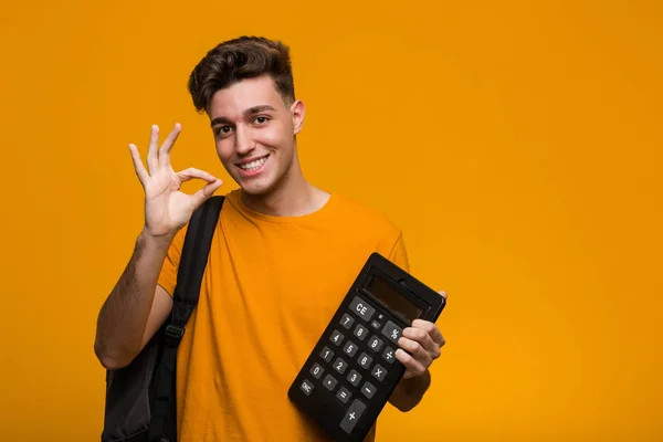 Junger Student Mit Taschenrechner Überrascht Auf Sich Selbst Zeigend Breit — Stockfoto