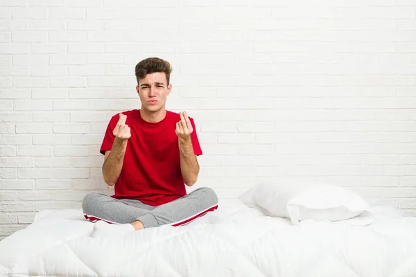 Genç Genç Öğrenci Adam Yatakta Para Olduğunu Gösteren — Stok fotoğraf