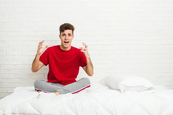Genç Genç Öğrenci Adam Öfkeyle Çığlık Yatakta — Stok fotoğraf