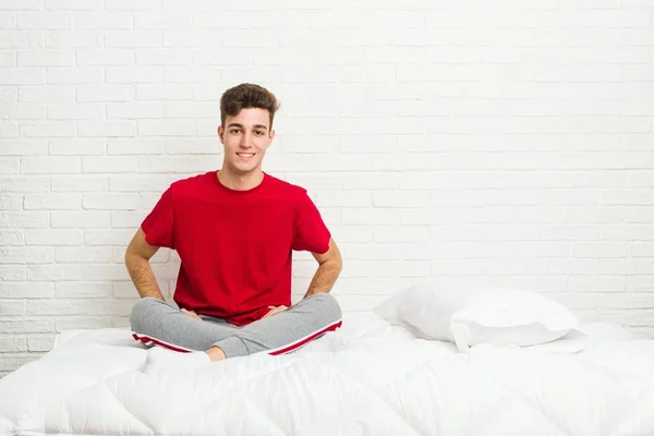 Genç Genç Öğrenci Adam Yatakta Emin Kalça Ellerini Tutarak — Stok fotoğraf