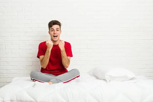 Genç Genç Öğrenci Adam Yatakta Tasasız Heyecanlı Tezahürat Zafer Kavramı — Stok fotoğraf