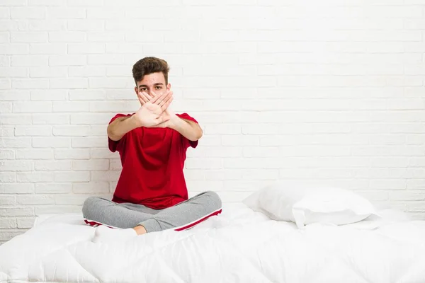 Genç Genç Öğrenci Adam Yatakta Bir Inkar Jesti Yapıyor — Stok fotoğraf