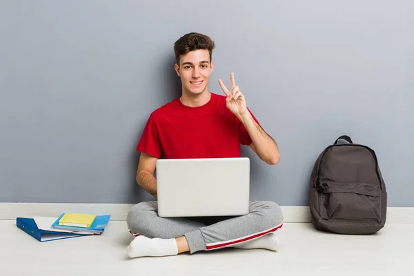 Jonge Tiener Man Zitten Werken Met Laptop Toont Overwinning Teken — Stockfoto