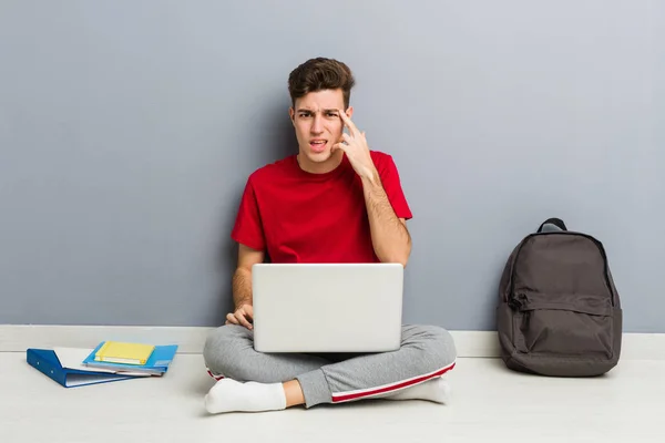 Jonge Tiener Man Zitten Werken Met Laptop Het Tonen Van — Stockfoto