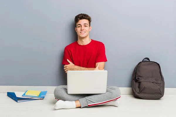 Jonge Tiener Man Zitten Werken Met Laptop Die Vertrouwen Voelt — Stockfoto