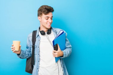 Genç beyaz adam okula gitmeye hazır