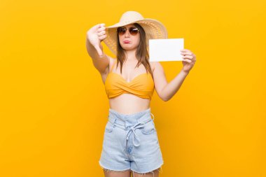 Alışverişe giden genç beyaz kadın bir pankartla sahile gitmeye hazır beyaz kadın