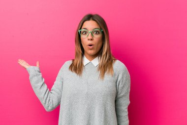 Bir duvara karşı genç otantik karizmatik gerçek insanlar kadın avuç içi üzerinde kopya alanı tutarak etkilendim.