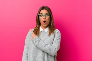 Yan gösteren bir duvara karşı genç otantik karizmatik gerçek insanlar kadın