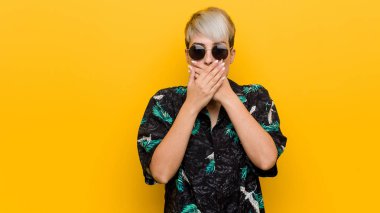 Genç kıvrımlı kadın bir yaz göz leriyle ağız kapsayan şok.