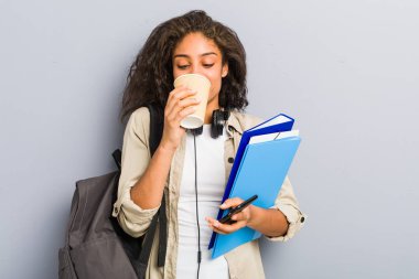 Genç Afro-Amerikan kadın okula gitmeye hazır