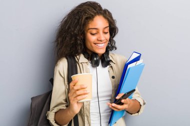 Genç Afro-Amerikan kadın okula gitmeye hazır