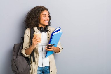 Genç Afro-Amerikan kadın okula gitmeye hazır