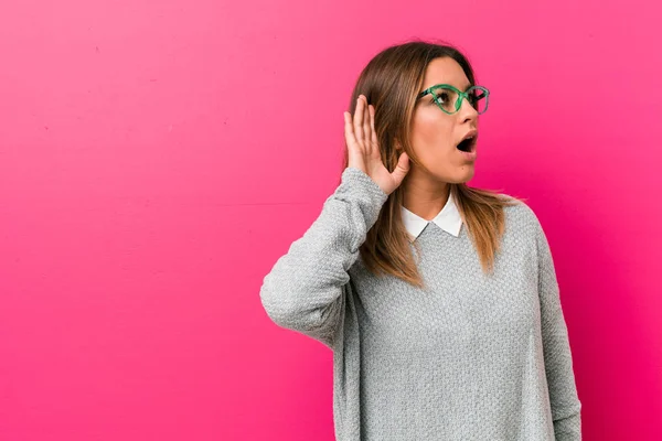 Joven Auténtica Gente Real Carismática Mujer Contra Una Pared Tratando —  Fotos de Stock