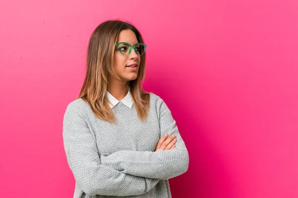 Young Authentic Charismatic Real People Woman Wall Smiling Confident Crossed — Stock Photo, Image