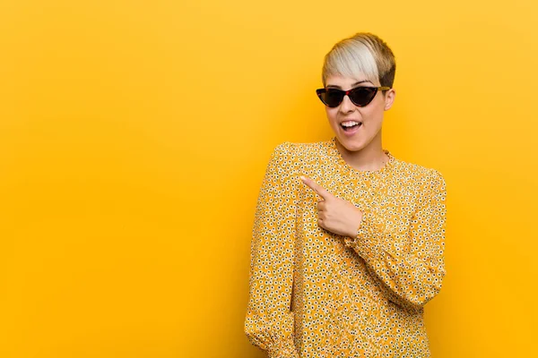 Jonge Curvy Vrouw Het Dragen Van Een Bloemen Zomer Kleren — Stockfoto