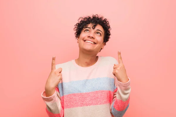 Jeune Femme Adolescente Afro Américaine Mixte Indique Avec Les Deux — Photo