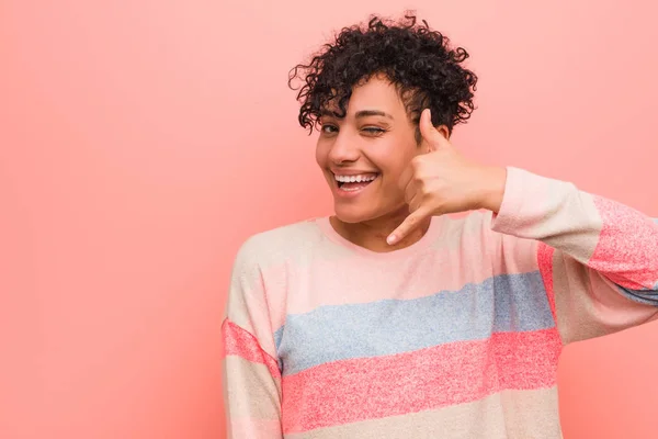 Genç Karışık Afro Amerikan Genç Kadın Parmakları Ile Bir Cep — Stok fotoğraf