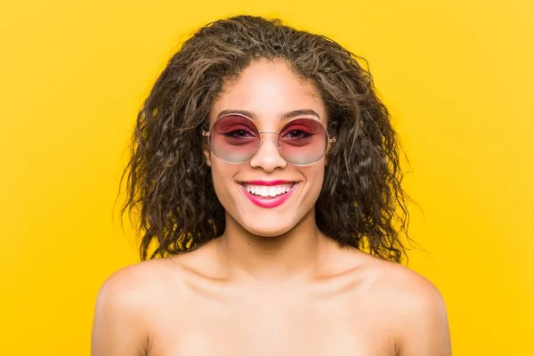 Zbliżenie Młodych African American Piękne Makijaż Kobieta Noszenie Okulary Przeciwsłoneczne — Zdjęcie stockowe
