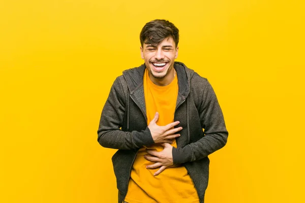 Mladý Hispánný Člověk Šťastně Směje Baví Držet Břiše — Stock fotografie