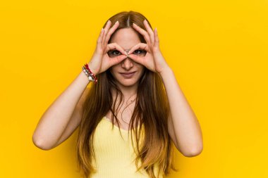 Gözleri üzerinde tamam işareti gösteren pervasız ile genç kızıl saçlı zencefil kadın