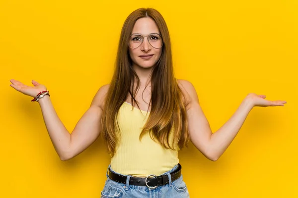 Fiatal Vöröshajú Gyömbér Freckless Teszi Skálán Fegyverek Úgy Érzi Boldog — Stock Fotó