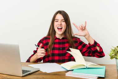 Genç genç bir devrim kavramı olarak boynuzları jest gösteren ödevleri yaparak rutin geri dönüyor.