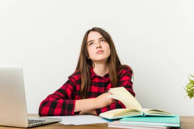 Genç genç tekrarlayan bir görev yorgun ödevleri yapıyor rutin geri dönüyor.