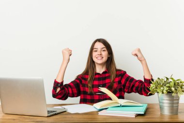 Genç genç kaygısız ve heyecanlı tezahürat ev ödevleri yaparak rutin geri dönüyor. Zafer kavramı.