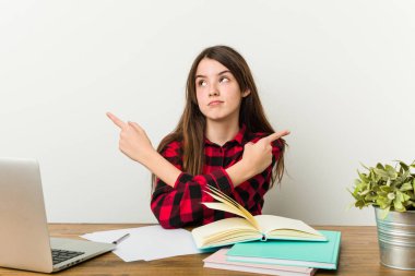 Ödevlerini yan lara doğru yapan rutinine geri dönen genç, iki seçenek arasından seçim yapmaya çalışıyor.