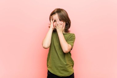 Küçük çocuk korkmuş ve sinirli parmakları ile göz kırpma.