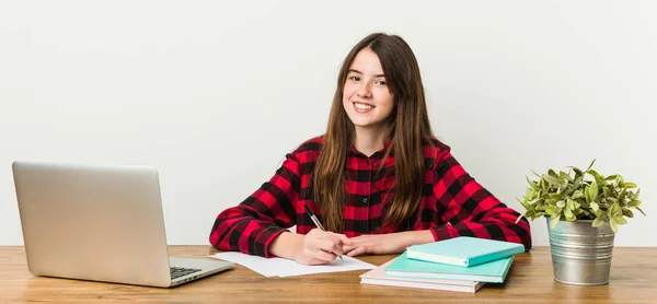 Jovem Adolescente Voltando Sua Rotina Fazendo Trabalhos Casa Feliz Sorridente — Fotografia de Stock