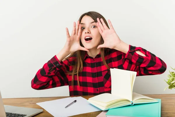 Junger Teenager Der Seiner Routine Zurückkehrt Und Hausaufgaben Macht Schreit — Stockfoto