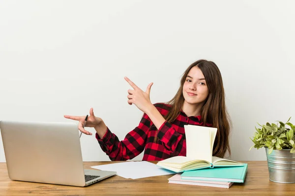 Giovane Adolescente Tornando Alla Sua Routine Facendo Compiti Casa Eccitato — Foto Stock