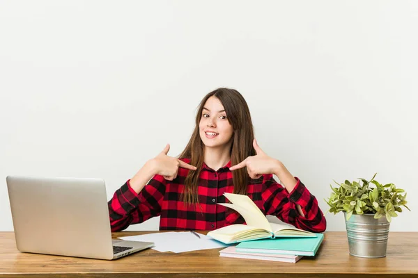 Jonge Tiener Teruggaan Naar Haar Routine Doen Oplossen Verrast Wijzend — Stockfoto