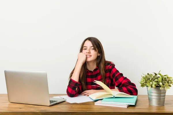 Giovane Adolescente Tornando Alla Sua Routine Facendo Compiti Sorridendo Felice — Foto Stock