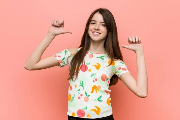 Girl Wearing Summer Clothes Red Wall Feels Proud Self Confident — Stock Photo, Image