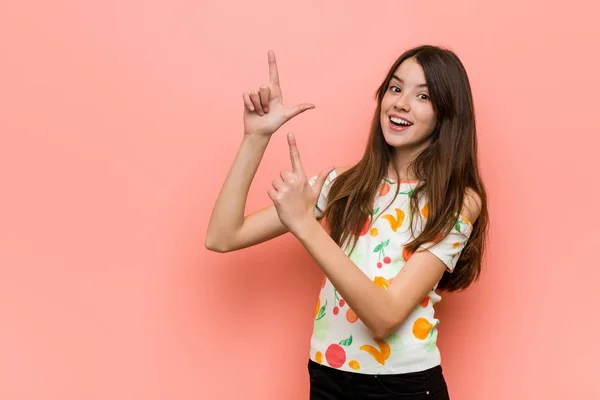 Fille Portant Des Vêtements Été Contre Mur Rouge Pointant Avec — Photo